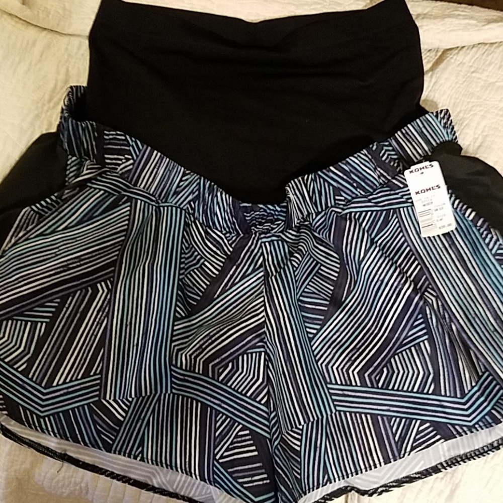 A Glow Maternity Active Shorts. XL